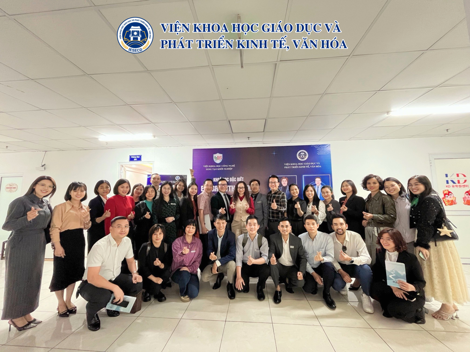 Tập thể học viên tham dự Chương trình "EDUGROWTH WITH AI" với chủ đề Ứng dụng Trí tuệ nhân tạo (AI) trong Quản trị giáo dục