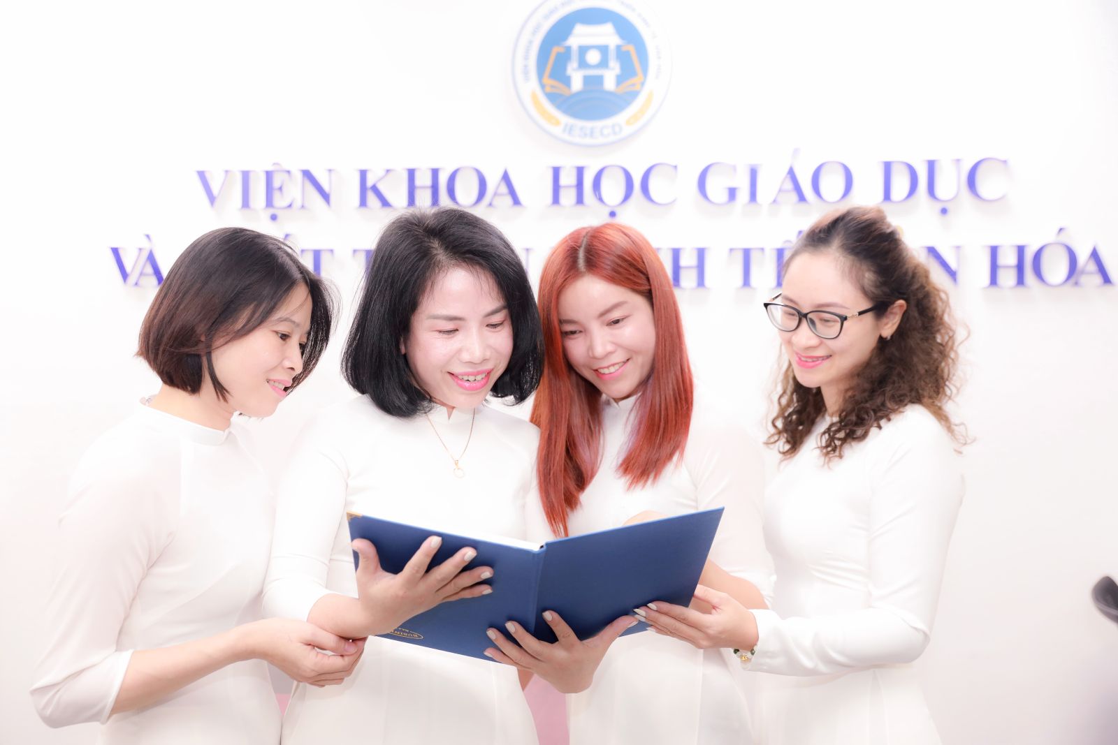 Cán bộ của Viện Khoa học giáo dục và phát triển kinh tế, văn hóa