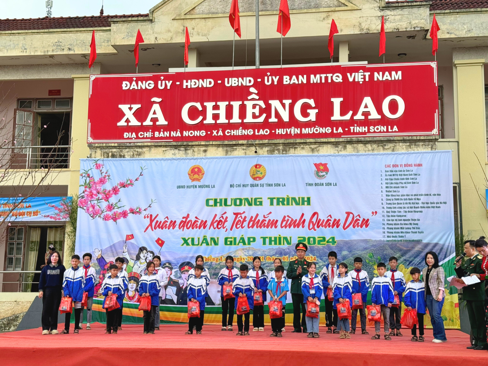 Đại diện Viện Khoa học giáo dục và Phát triển kinh tế, văn hoá & Công ty TNHH Du lịch Quốc tế Nga trao tặng 300 suất quà cho các em học sinh và các gia đình có hoàn cảnh khó khăn.